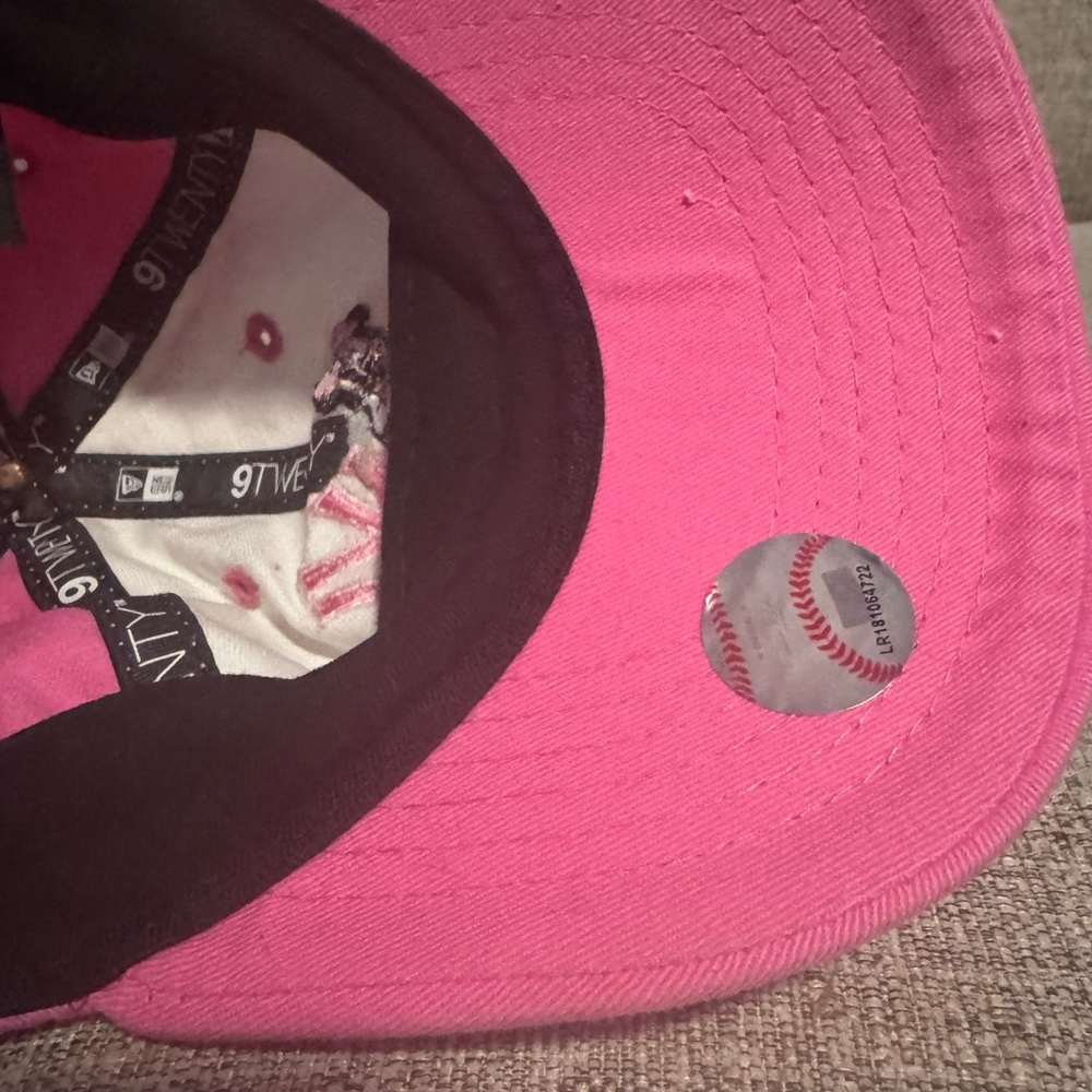 New York Yankees Pink and White Minnie Mouse 59Fifty hat - Picture 5 of 6